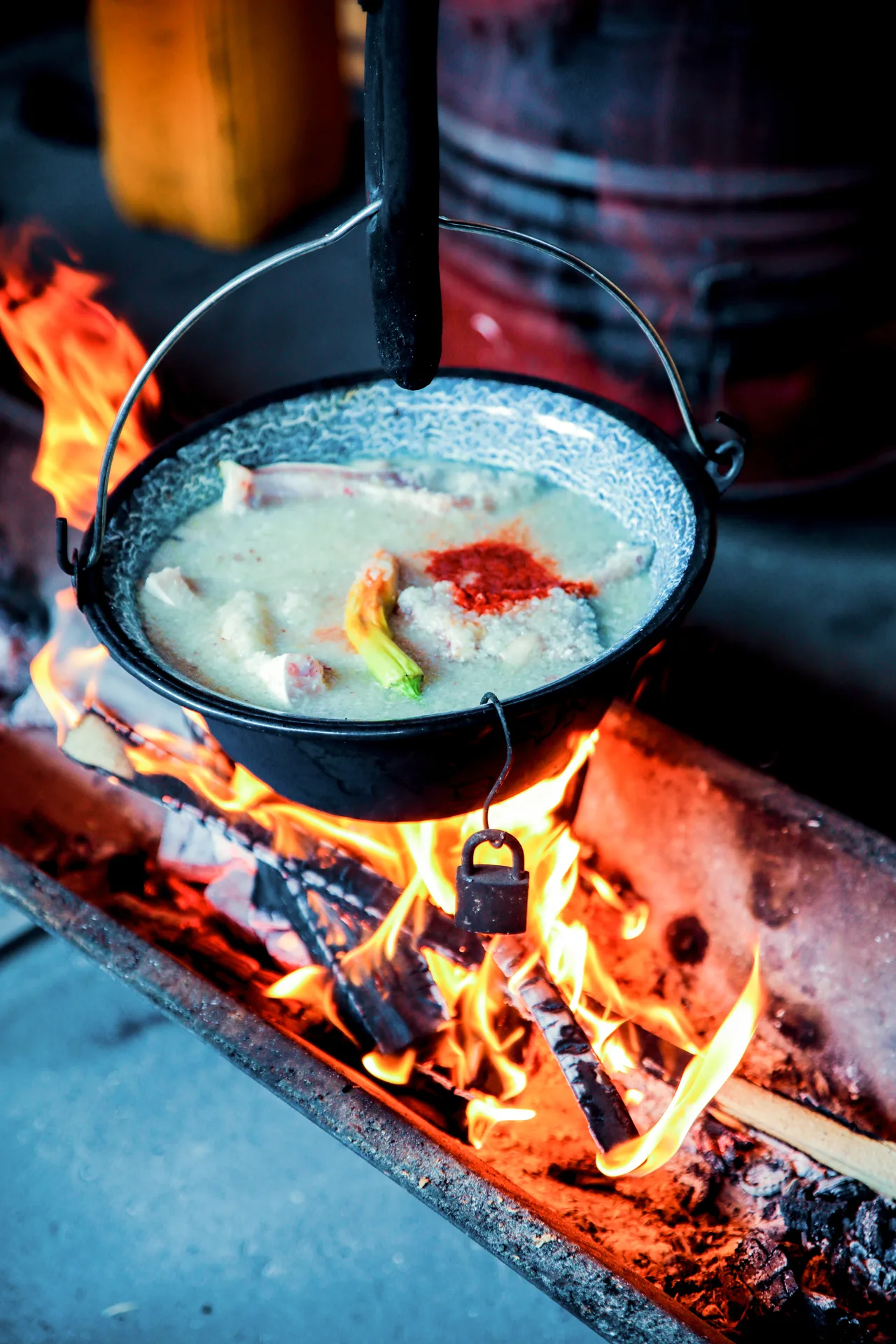 Riblja čorba se krčka u kotliću nad otvorenom vatrom — Čarda kod Antuša