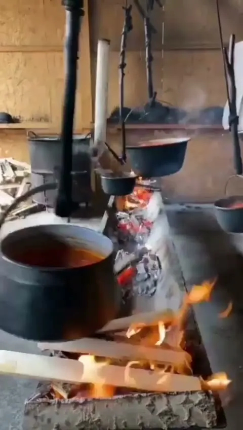 Snimak kotlića u nizu nad otvorenim ognjištem